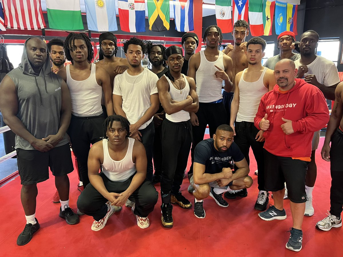 Boxingology's tweet image. Great day at Boxingology once again! While the sun is out and people are running 🏃‍♂️ to the beach 🏖️ we are working out 🏋🏼‍♂️ harder than ever!

That’s how you build champions 4 ever! 

#boxingology #springtimetraining #boxingteam #workoutcrew❤️