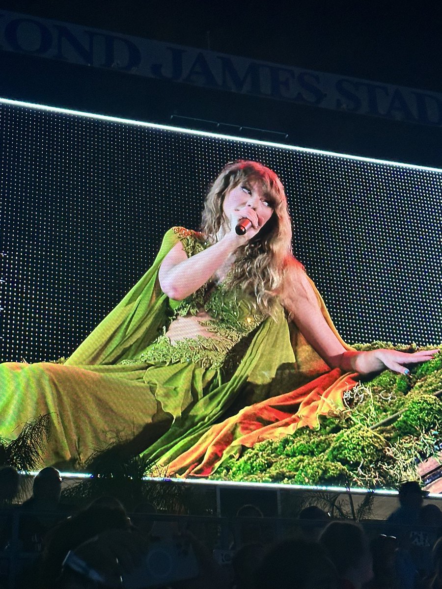 LaPuercaylor's tweet photo. Taylor: claro que no tengo un hijo favorito 

Also Taylor *cambia 4 veces de vestido para folklore* y ever:more https://t.co/AgJJMfZ09s
