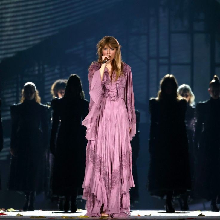 LaPuercaylor's tweet photo. Taylor: claro que no tengo un hijo favorito 

Also Taylor *cambia 4 veces de vestido para folklore* y ever:more https://t.co/AgJJMfZ09s