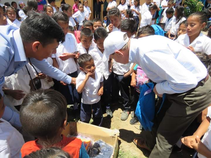 ComayaguaMuni's tweet photo. #Educacion2023: El Alcalde Municipal de #Comayagua, #CarlosMiranda, se desplazó hasta la comunidad de #SantaRosa de #BuenasNoches, donde realizó la #entrega de un #aulaescolar, #kitsescolares y mejoramiento total de la #Escuela #Óscar #Mayes Boquín de este sector.
@ComayaguaMuni https://t.co/IEHTbHKvpN