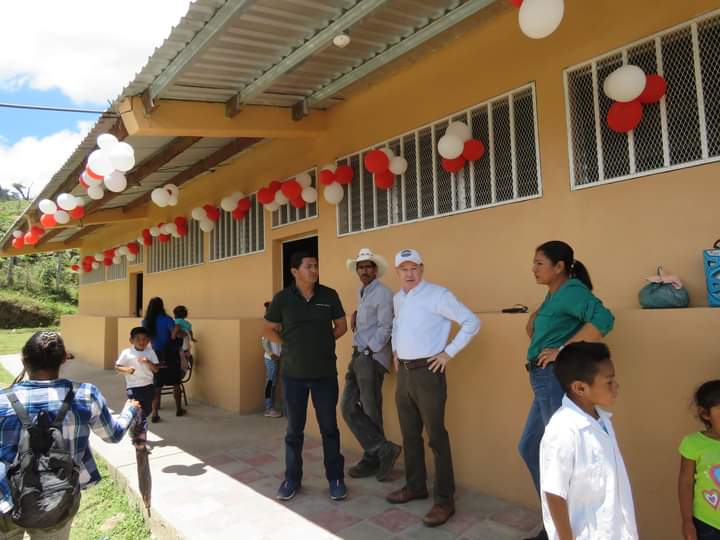 ComayaguaMuni's tweet photo. #Educacion2023: El Alcalde Municipal de #Comayagua, #CarlosMiranda, se desplazó hasta la comunidad de #SantaRosa de #BuenasNoches, donde realizó la #entrega de un #aulaescolar, #kitsescolares y mejoramiento total de la #Escuela #Óscar #Mayes Boquín de este sector.
@ComayaguaMuni https://t.co/IEHTbHKvpN