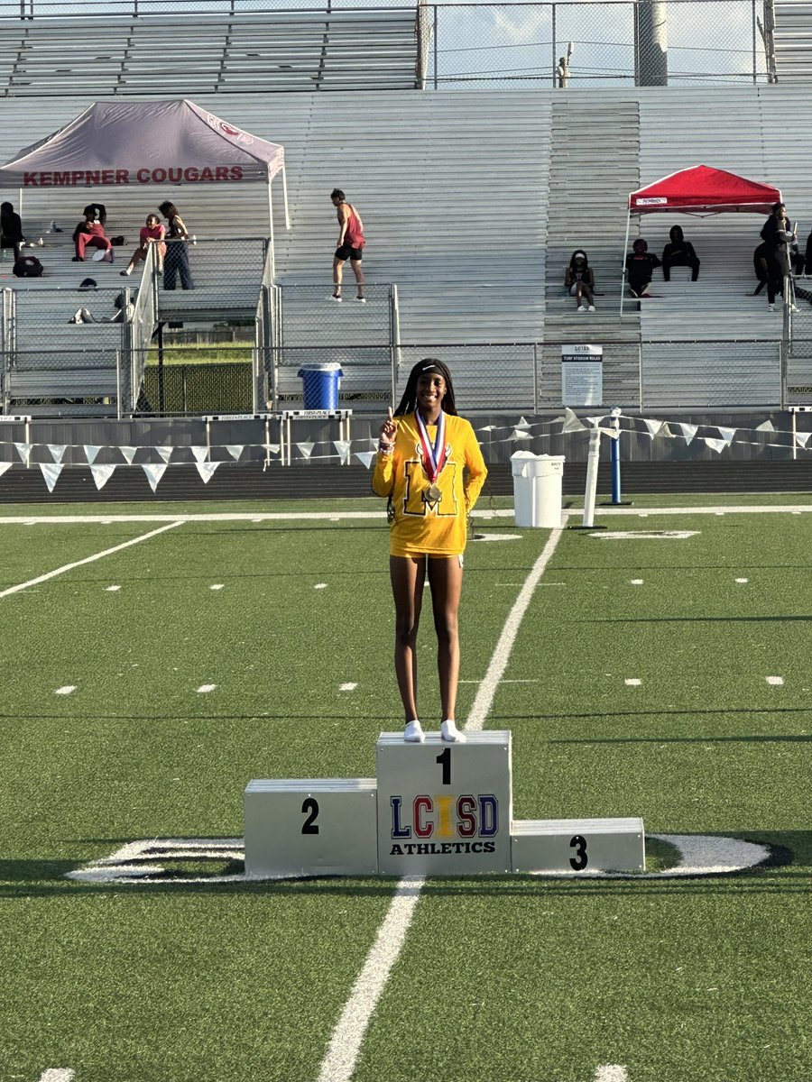 jaden_small7's tweet photo. 200m district champ. I still can’t believe it!!  New PR 24.75.  #23loading @FBMarshallTrack https://t.co/ZG5X9scRfp