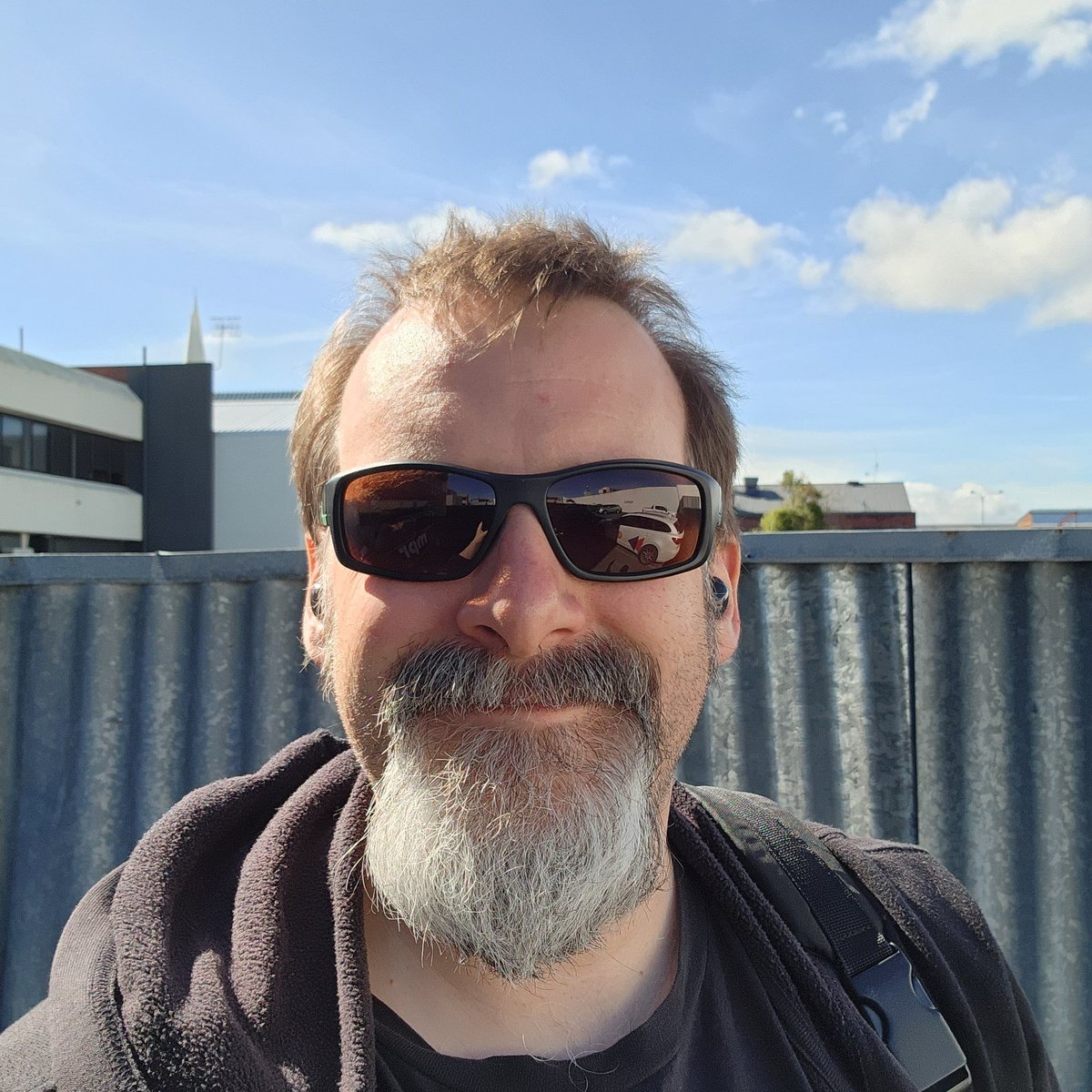 Happy new sunnies to me, and new featured tracks for <a href="/MPR_NZ/">Manawatu Peoples Radio</a> to you!

Tunes this week from <a href="/penfriendrocks/">Laura Kidd 💌 Penfriend</a>, <a href="/LipsSongs/">Lips</a>, <a href="/MosesMackay_/">Moses Mackay</a>, Office Dog, and Mountain Boy.

Links in next tweet....