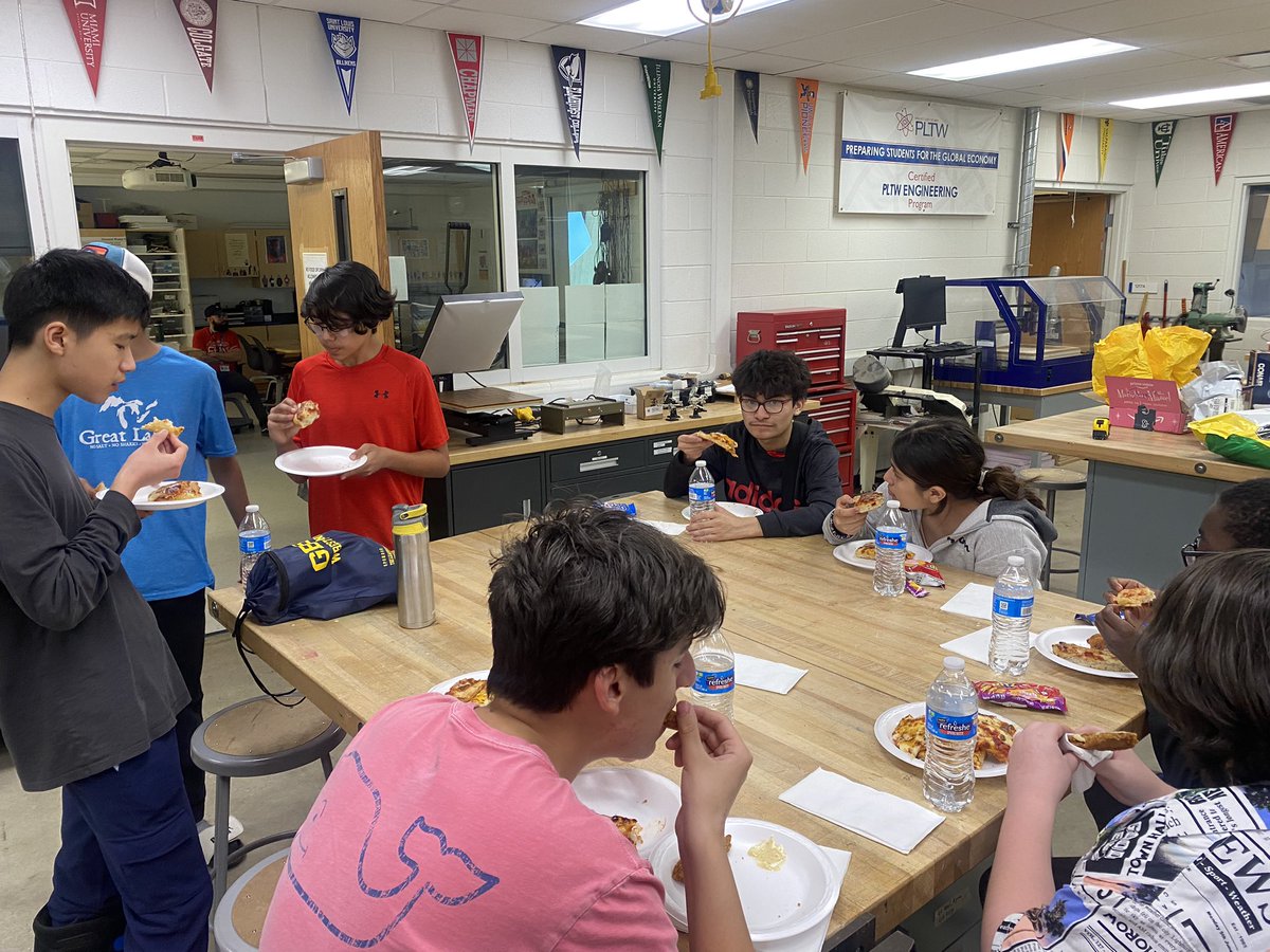 A little bit of learning mixed with a little bit of fun at the middle school Learning Lab STEM event. Thanks <a href="/Glenbrook_south/">Glenbrook South HS</a> students and <a href="/MikeSinde/">Mike Sinde</a> for hosting this fun and delicious 🍕 evening!! Looking forward to the next one 🙌🏼 #WeAreD34