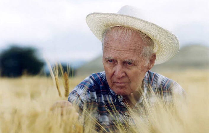 Se llamaba Norman Borlaug pero lo apodaron “El hombre que salvó mil millones de vidas”. En 1970 recibió el Premio Nobel de la Paz. Muchos lo consideran como el padre de la agricultura moderna y de la revolución verde. Acá va su historia.
