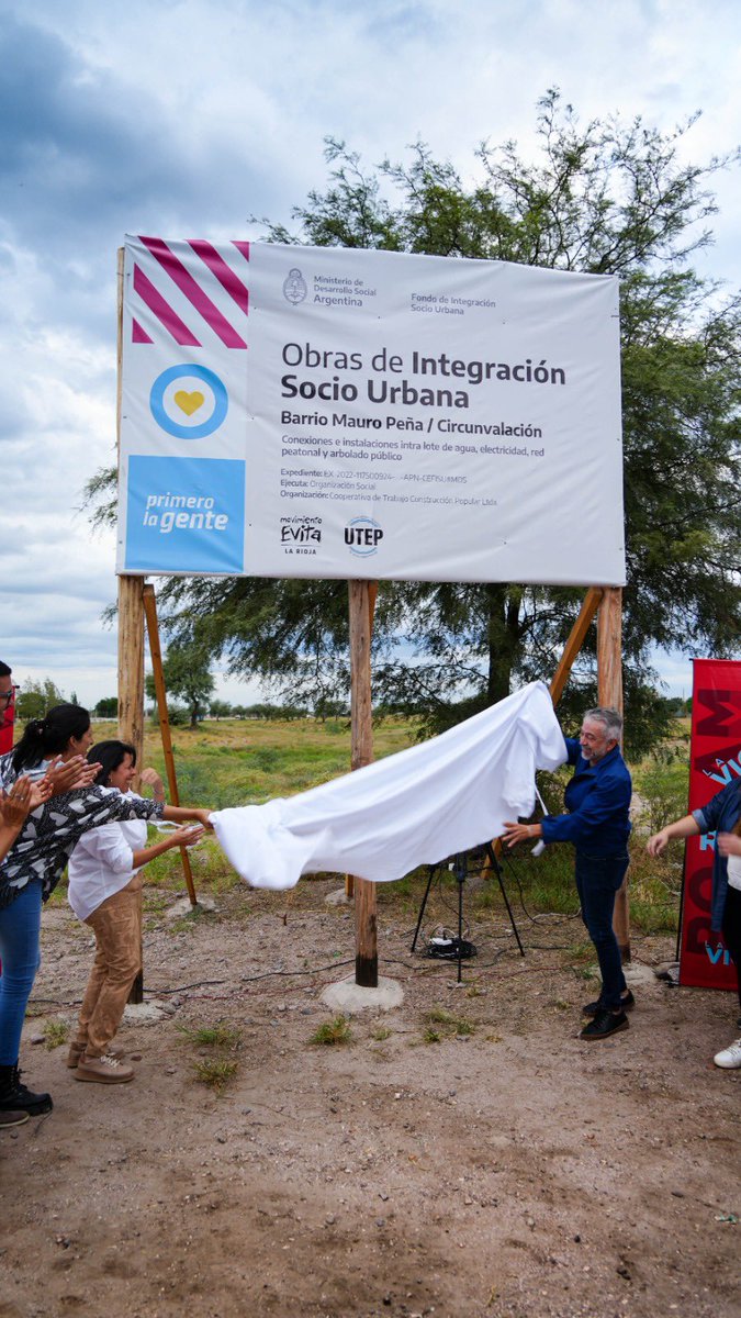 Iniciamos las OBRAS DE INTEGRACIÓN SOCIO URBANA en los barrios Circunvalación y Mauro Peña. Este proyecto incluye conexiones e instalaciones intra lote de agua, electricidad, red peatonal y arbolado público. 
Son servicios esenciales que todo riojano y riojana deben tener.