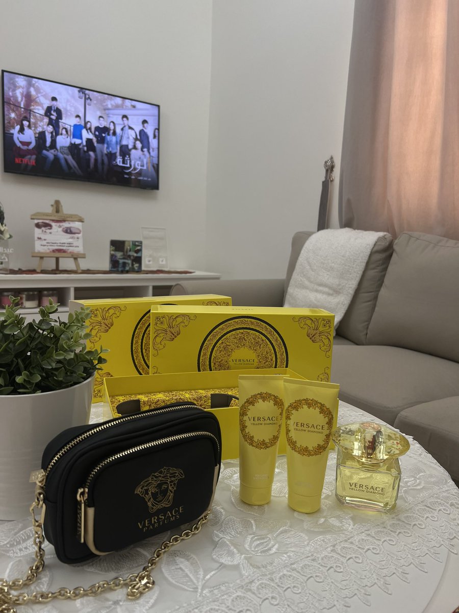KhaloudStore's tweet image. جداً جداً راقي هالبوكس ك هديه للعيد 💛🥺.
ماركة فرزاتشي 💛🥺.

عجبتني الشنطه اللي فيها اللوشن والجل شاور ،نقدر نستخدمها ك هاند باج جداً راقيه ،والعطر مرا حلوهه ريحته ما شاءالله 💛🥺.
