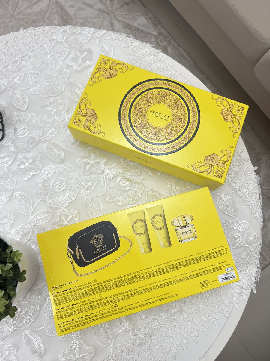 جداً جداً راقي هالبوكس ك هديه للعيد 💛🥺.
ماركة فرزاتشي 💛🥺.

عجبتني الشنطه اللي فيها اللوشن والجل شاور ،نقدر نستخدمها ك هاند باج جداً راقيه ،والعطر مرا حلوهه ريحته ما شاءالله 💛🥺.