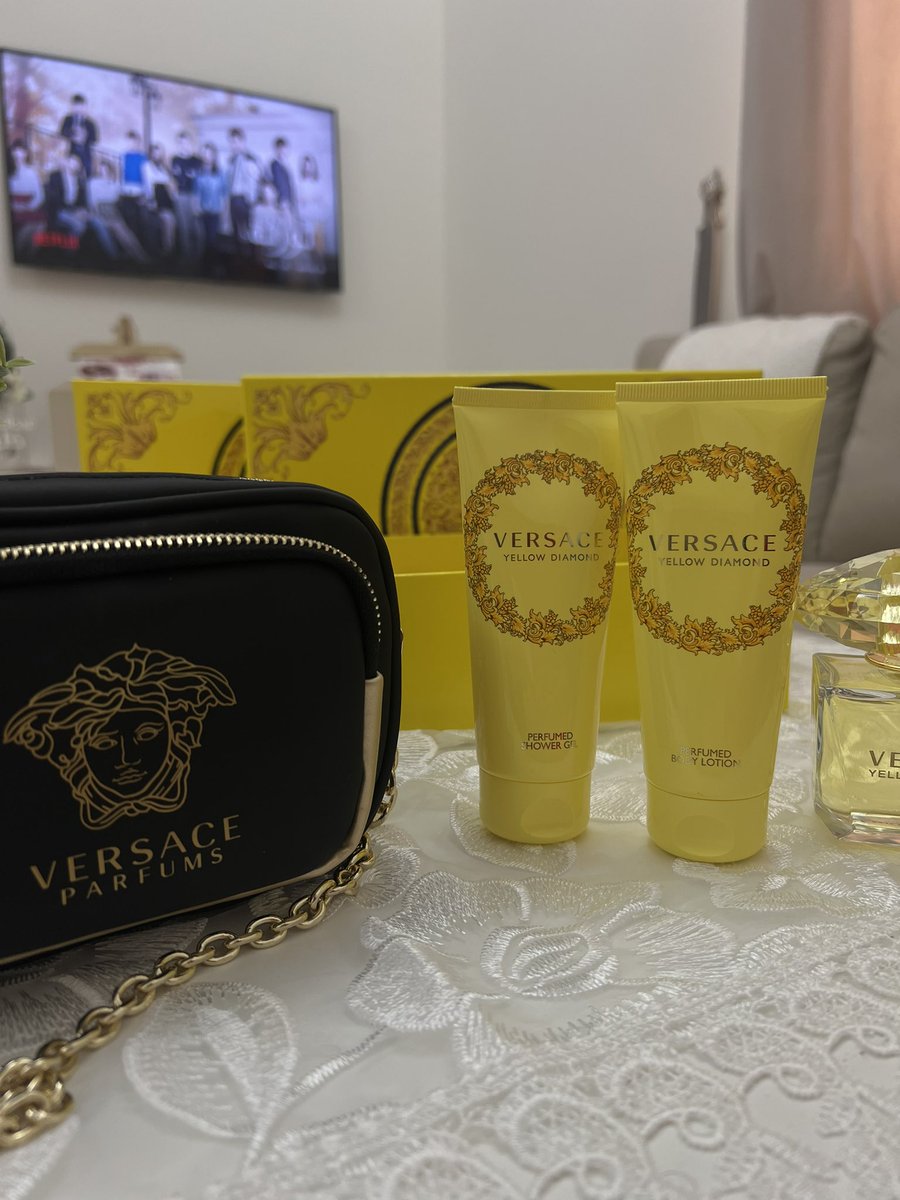 KhaloudStore's tweet image. جداً جداً راقي هالبوكس ك هديه للعيد 💛🥺.
ماركة فرزاتشي 💛🥺.

عجبتني الشنطه اللي فيها اللوشن والجل شاور ،نقدر نستخدمها ك هاند باج جداً راقيه ،والعطر مرا حلوهه ريحته ما شاءالله 💛🥺.