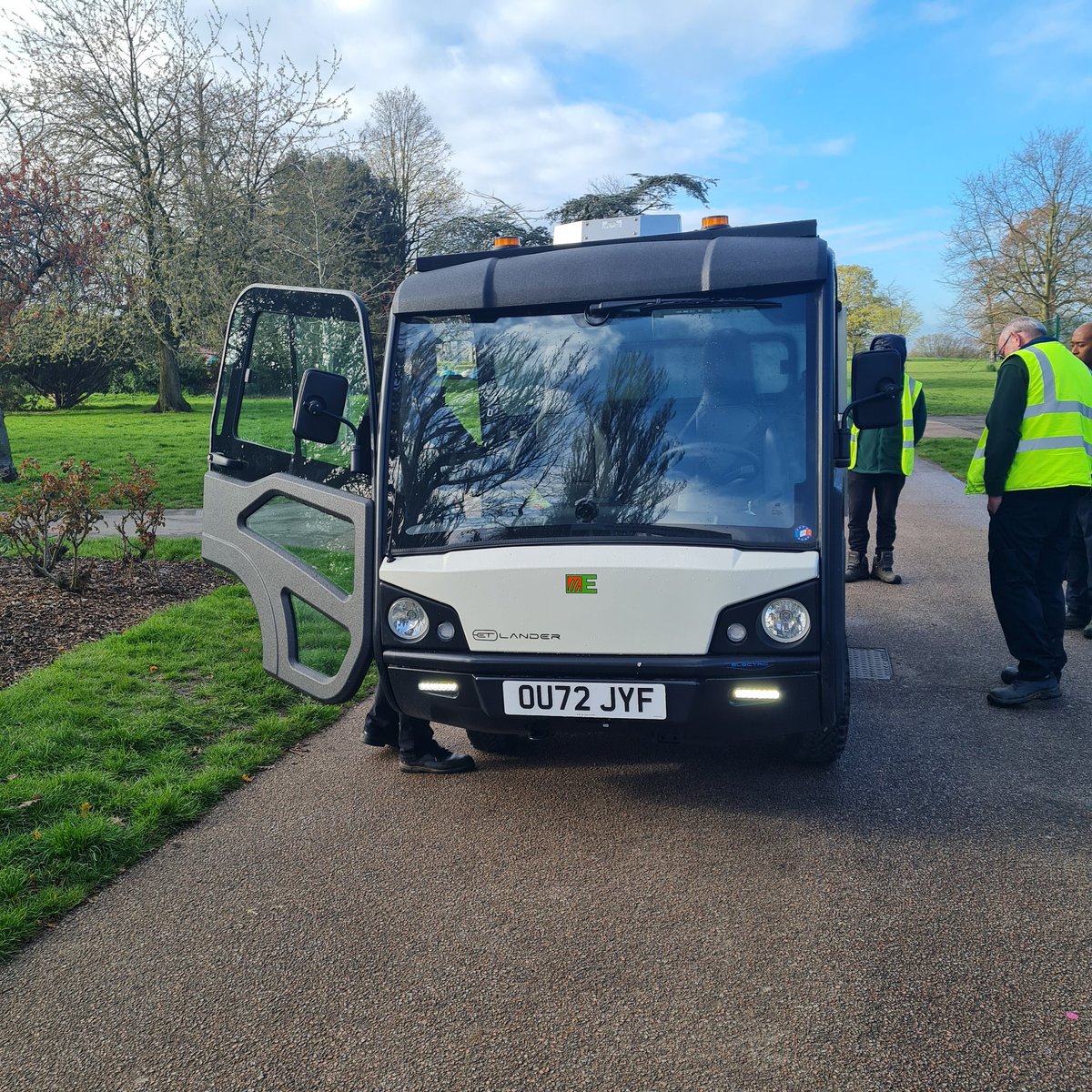 christhompson12's tweet photo. Thanks to @RTMACHINERYLTD and @EtesiaUK for the demo of the #ETLander the clean and green future of transport in parks and open spaces maintenance @glendaleuk @GlendaleLew @NHNealHarper https://t.co/Vmlo1dvfJE