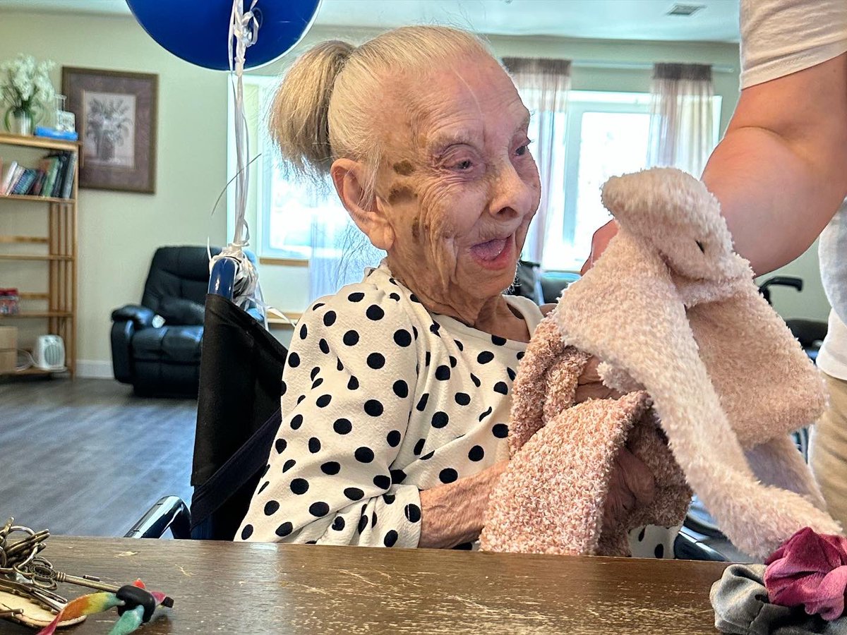 LifeNavOrg's tweet photo. Life Navigators celebrated our consumer Lizzie's 100th birthday today! Our friends at @CGCupcakesMKE helped us celebrate by crafting Lizzie her very own key-themed cake. 

Happy birthday Lizzie! We love having you as a part of our Life Navigators family. https://t.co/1XnB9nL3e4