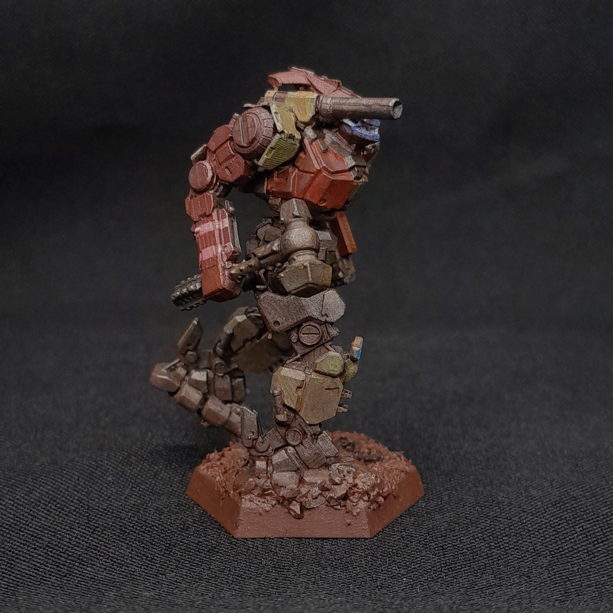 warppainter's tweet photo. Hammerman ๐#battletech #grimdark #miniature #scalemodel #hobby #hobbyhealth #miniaturepainting #kitbash #recycle #kitbash #finishedfriday #warhammer https://t.co/chM5TvM4Rw