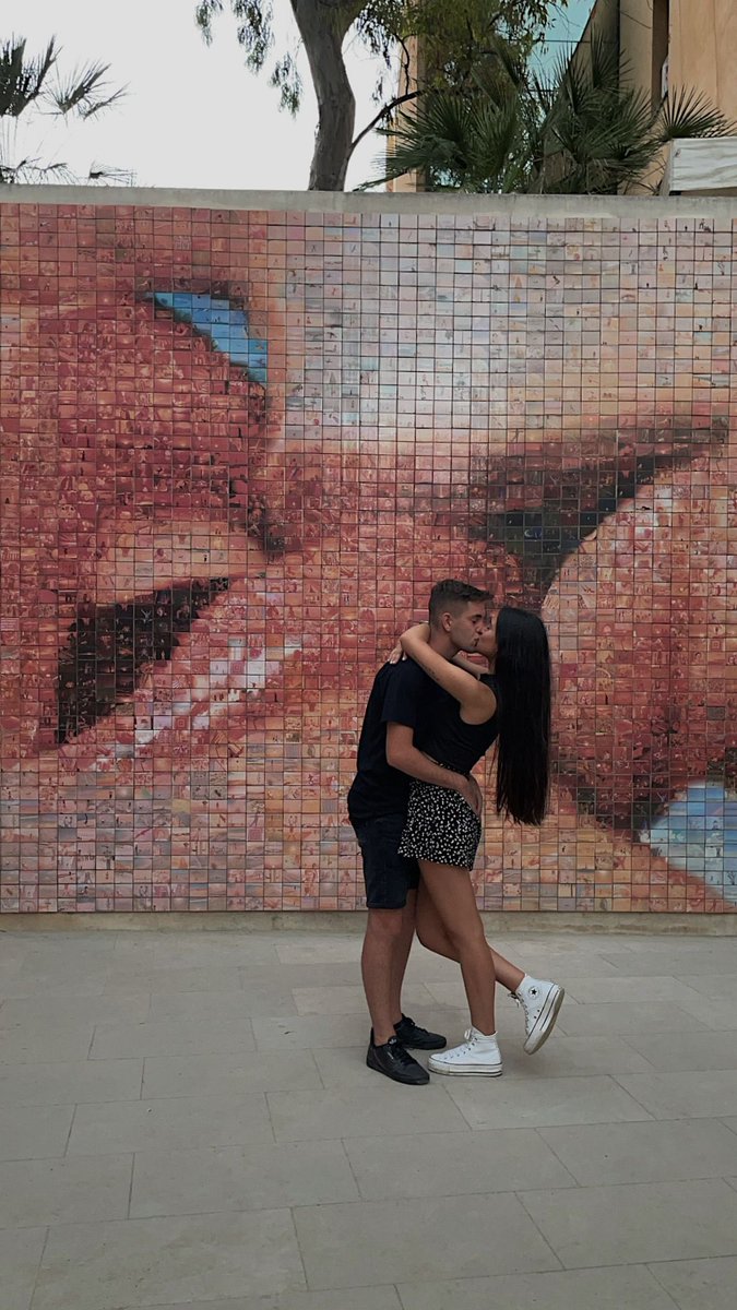 evagaarf's tweet photo. amo el mural del beso, amo Barcelona, amo tus besos, te amo a ti y todo lo que tenga que ver contigo https://t.co/sxy6IfdJ19