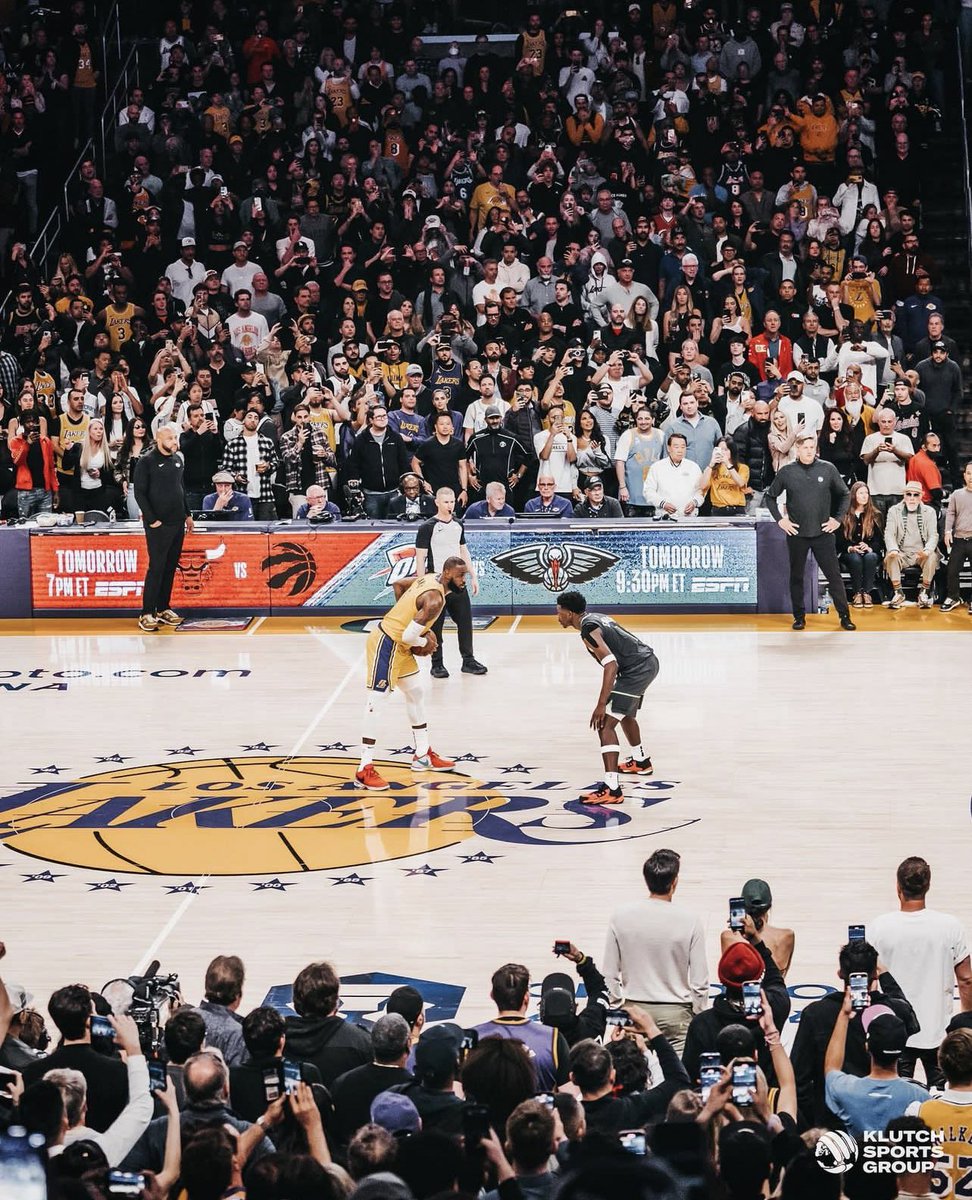 SpeakContext's tweet photo. LeBron James in Year 20 

• #1 in Jersey Sales
• #1 in Views on all platforms

still the face of the league 👑 https://t.co/tS3hLUbMVi
