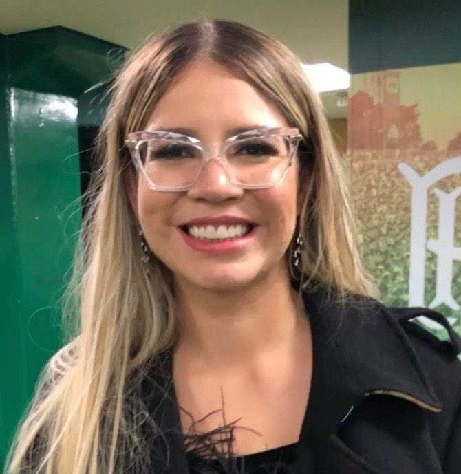 inamoraveI's tweet photo. Essa é a Marília. Compartilhem fotos dela feliz, vivendo a vida ao máximo como sempre fez. Respeitem a mulher que sempre respeitou os outros. Lembrem dela assim, como ela queria ser lembrada e como ela está esteja onde estiver. https://t.co/8QT6Bw9Dx5