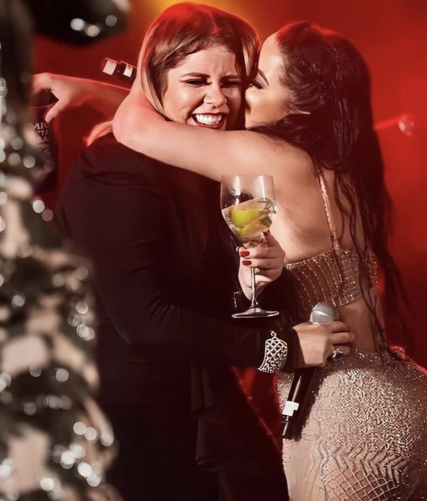 inamoraveI's tweet photo. Essa é a Marília. Compartilhem fotos dela feliz, vivendo a vida ao máximo como sempre fez. Respeitem a mulher que sempre respeitou os outros. Lembrem dela assim, como ela queria ser lembrada e como ela está esteja onde estiver. https://t.co/8QT6Bw9Dx5