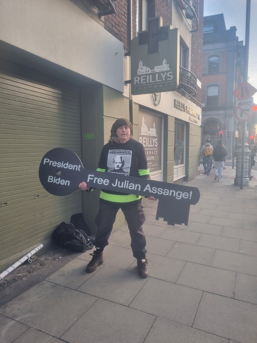 #Irish #Australian anti-war activist &amp; former bodyguard of #JulianAssange, Ciaron O'Reilly arrested today in Dublin attempting to deliver a six foot key to President of #UnitedStates States JoeBiden during his visit to #Ireland! O'Reilly stated while detained, "Joe seemed to.....