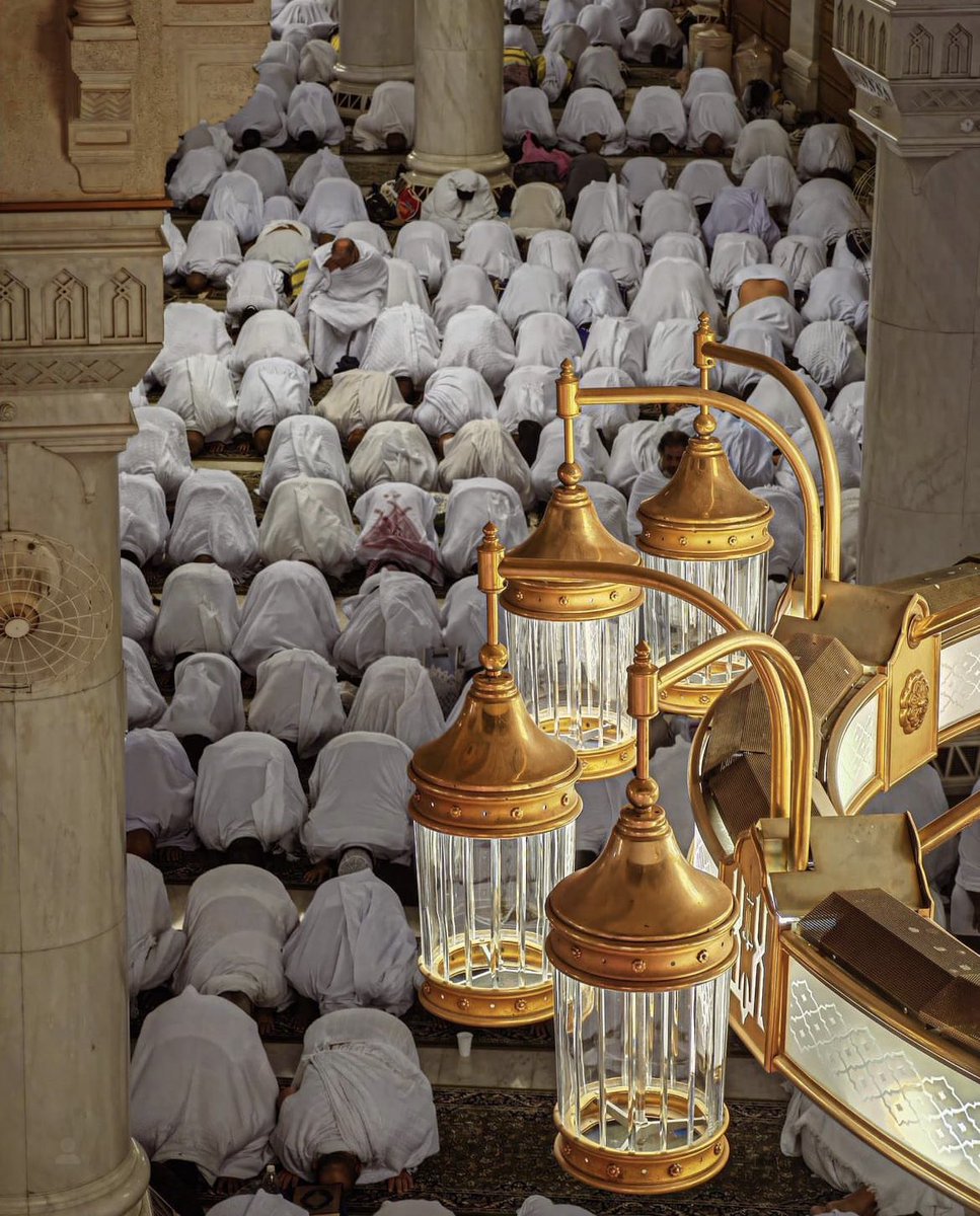 "أيها المكسورُ قل لي
هل يديم الله كسرا!"