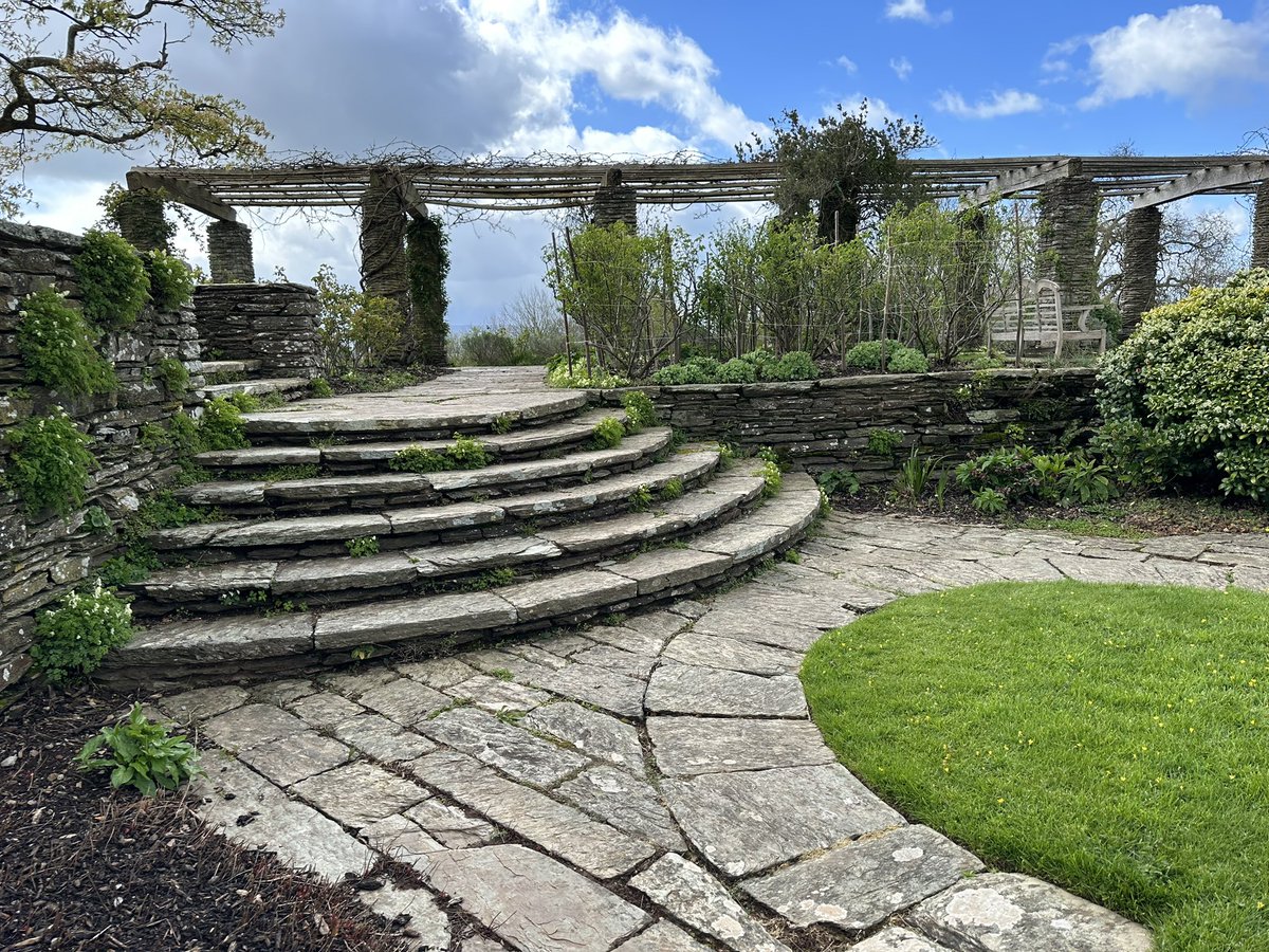 GunningAnne's tweet photo. #rhslevel2study #leafylearning     Arts and crafts design period features : handcrafted structures using local materials, pergolas, rills, formal pools as seen at Hestercomb Gardens https://t.co/kNFYb4n9IW