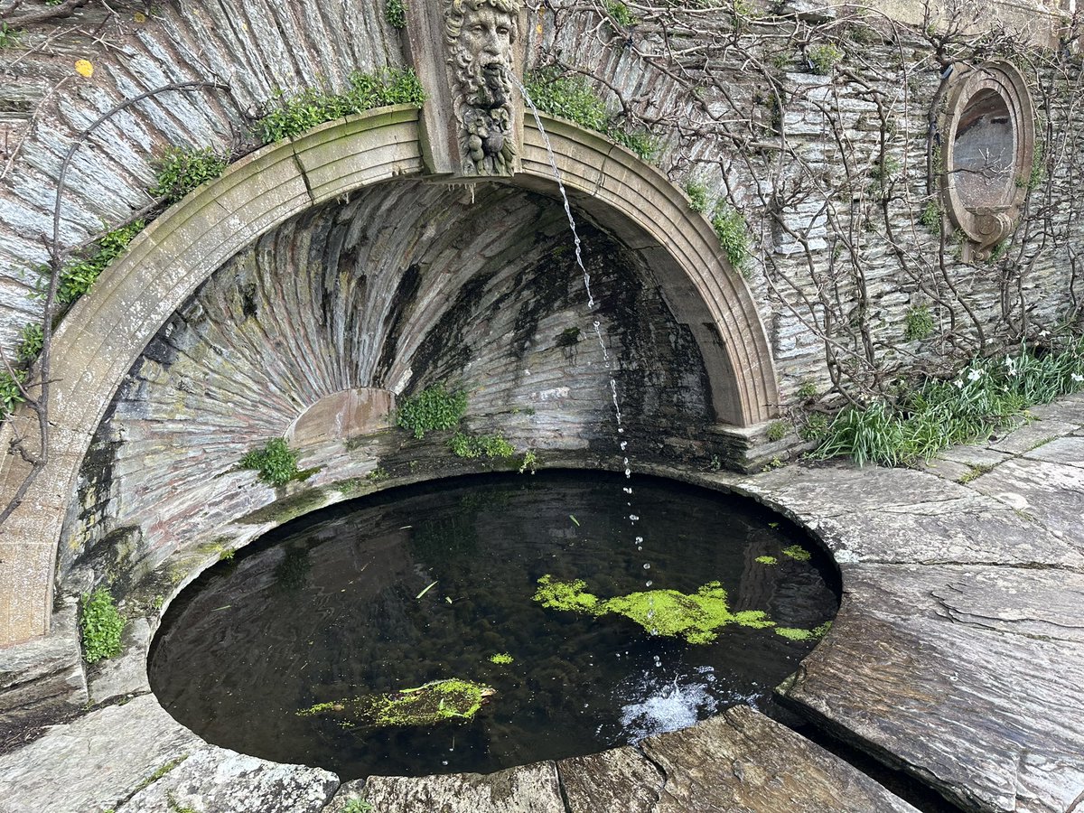 GunningAnne's tweet photo. #rhslevel2study #leafylearning     Arts and crafts design period features : handcrafted structures using local materials, pergolas, rills, formal pools as seen at Hestercomb Gardens https://t.co/kNFYb4n9IW