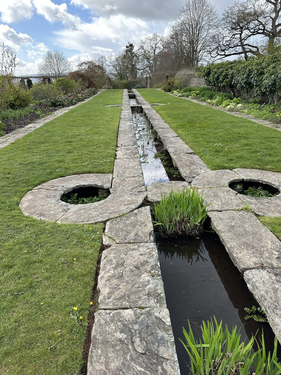 GunningAnne's tweet photo. #rhslevel2study #leafylearning     Arts and crafts design period features : handcrafted structures using local materials, pergolas, rills, formal pools as seen at Hestercomb Gardens https://t.co/kNFYb4n9IW