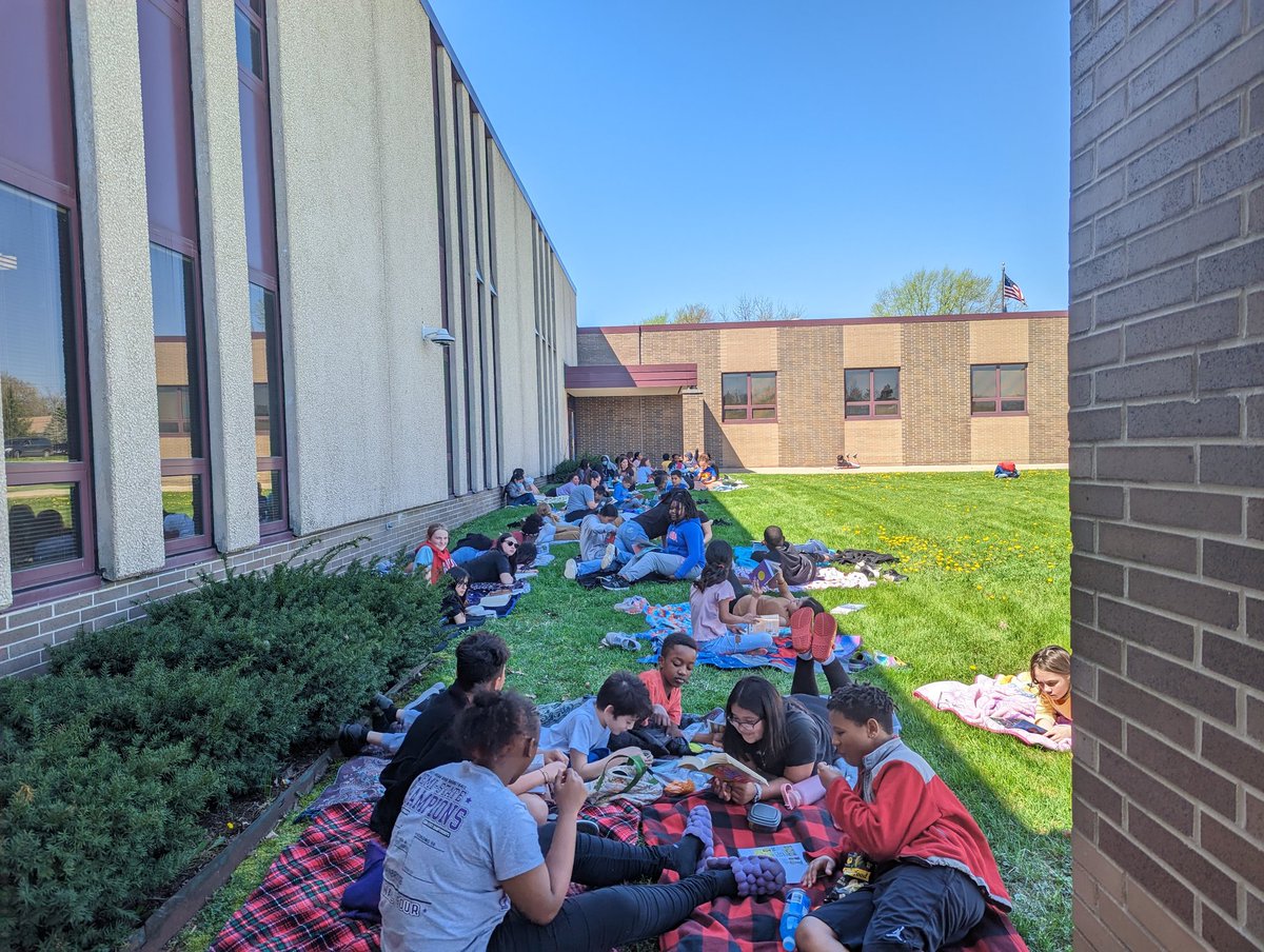 Brooks5th's tweet photo. Such a great day to spend some time outside reading a good book! @GCEgators #wearewayne https://t.co/87Ynyd0Ku4