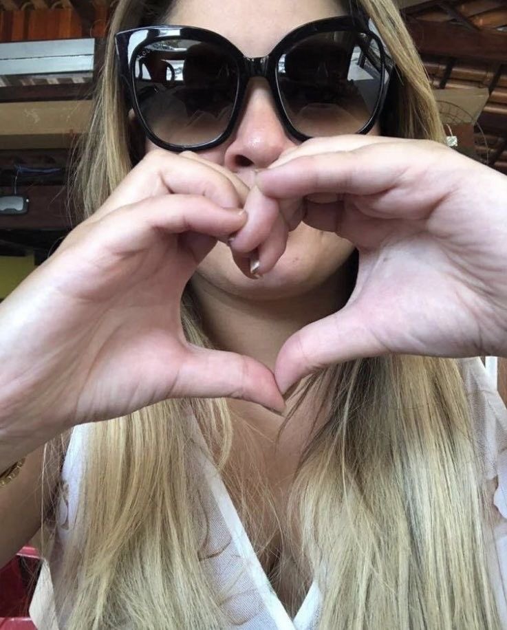 havenmarilia's tweet photo. marília de óculos fazendo um coração pra vocês, eba https://t.co/s0d5P6WZP2