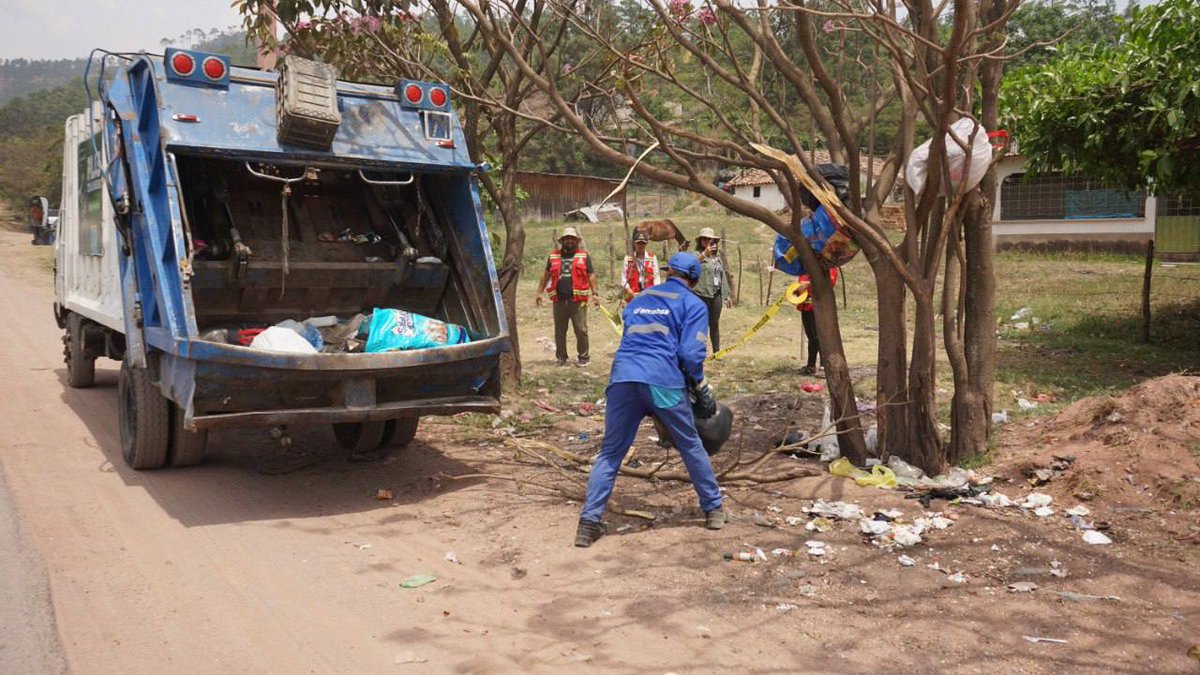 AlcaldiaDCHN's tweet photo. Nos trasladamos a la aldea La Calera para llevar a cabo una jornada de socialización sobre la recolección del tren de aseo 🚛. 

Durante este recorrido, visitamos cada hogar para compartir el horario de recolección. También identificamos puntos críticos donde se acumulaba un exceso de basura y procedimos a realizar una limpieza en la zona. 
Asimismo, delimitamos el área con cinta amarilla para evitar que se sigan arrojando desechos en ese lugar.