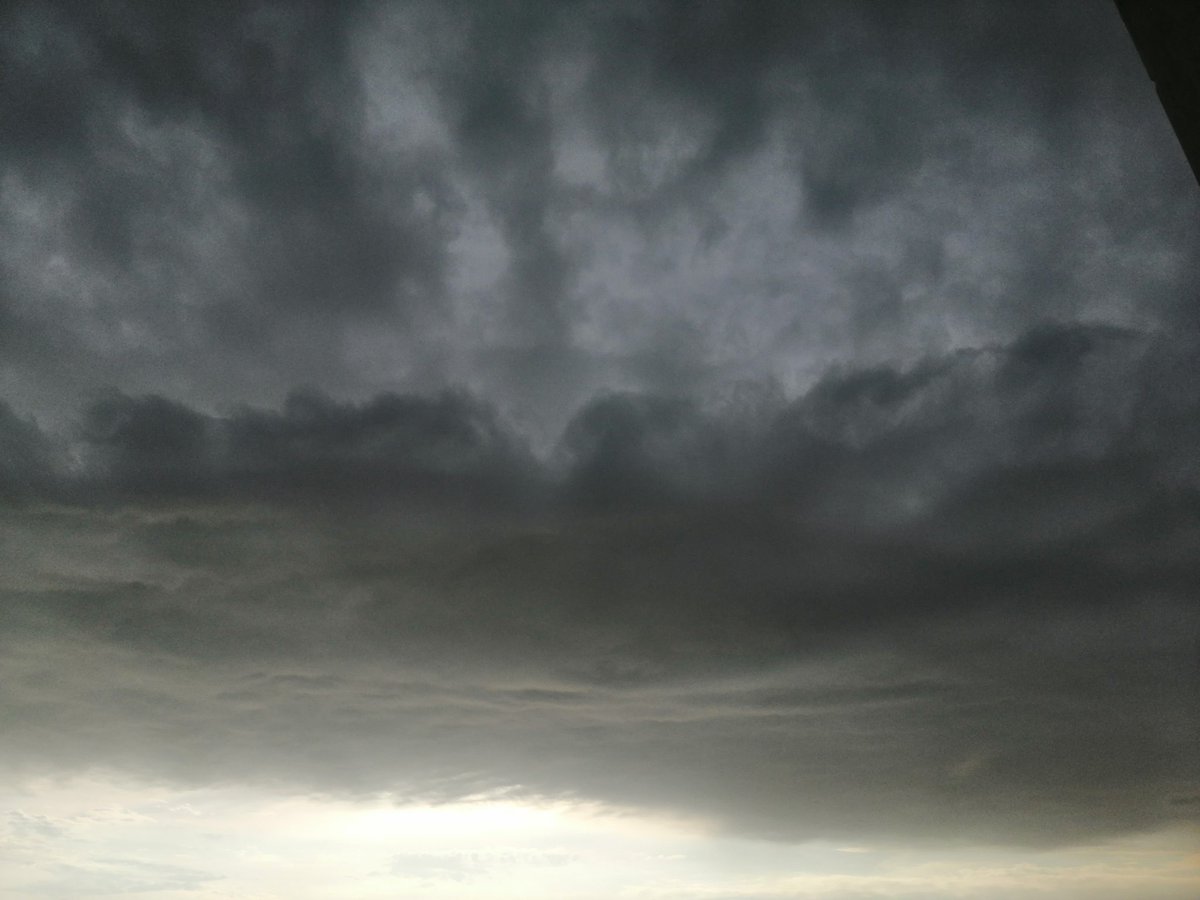 mnancybb's tweet image. Que feo se puso el cielo en Trujillo esperemos que los. Vientos lo despeje. #Lluvias