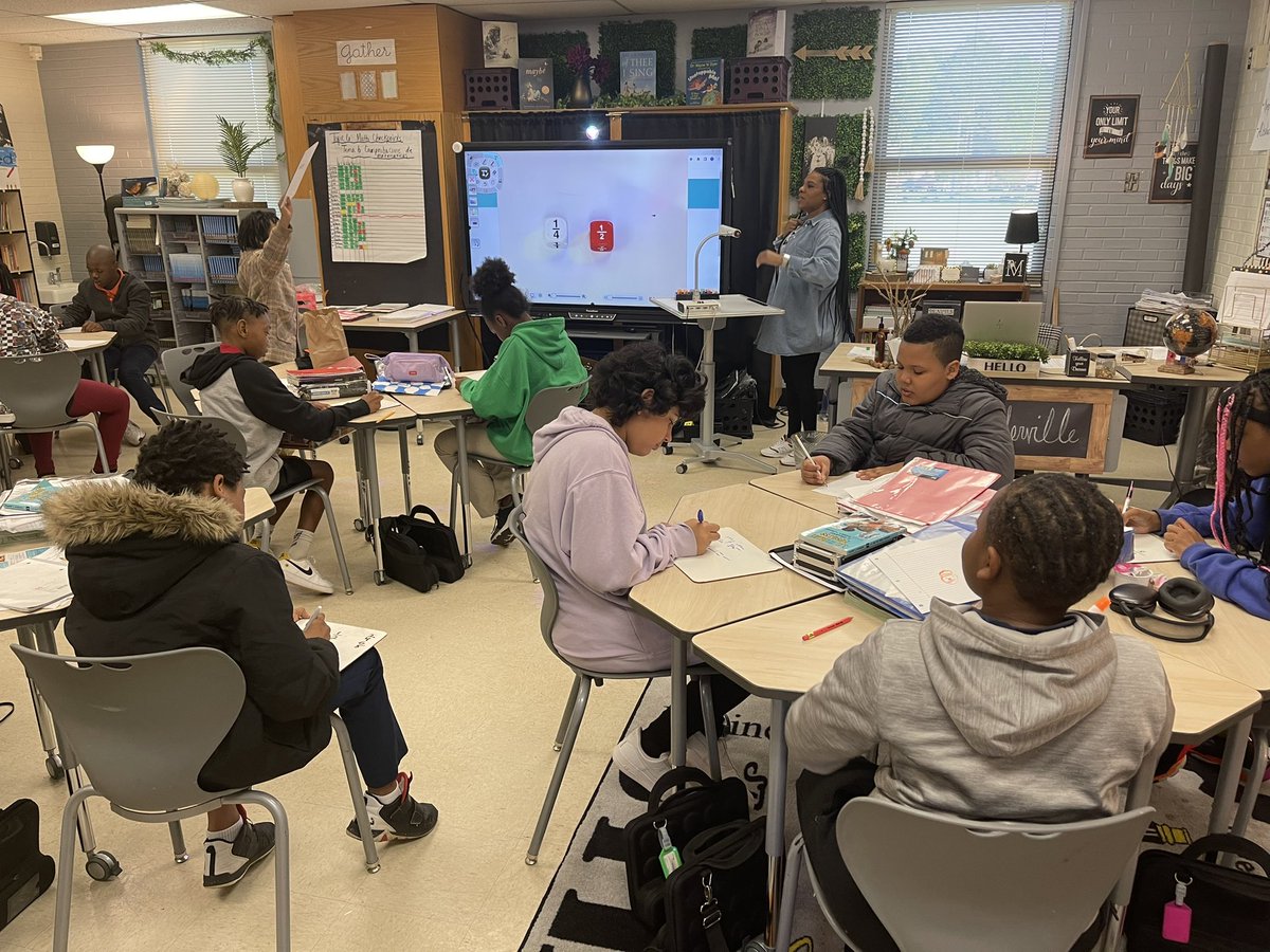 Sunset_Park_CAS's tweet photo. Students explain their thinking! Ms. Manderville makes learning FUN! And students are up showing off their work! #highlevelengagement https://t.co/fkxKHOlP45
