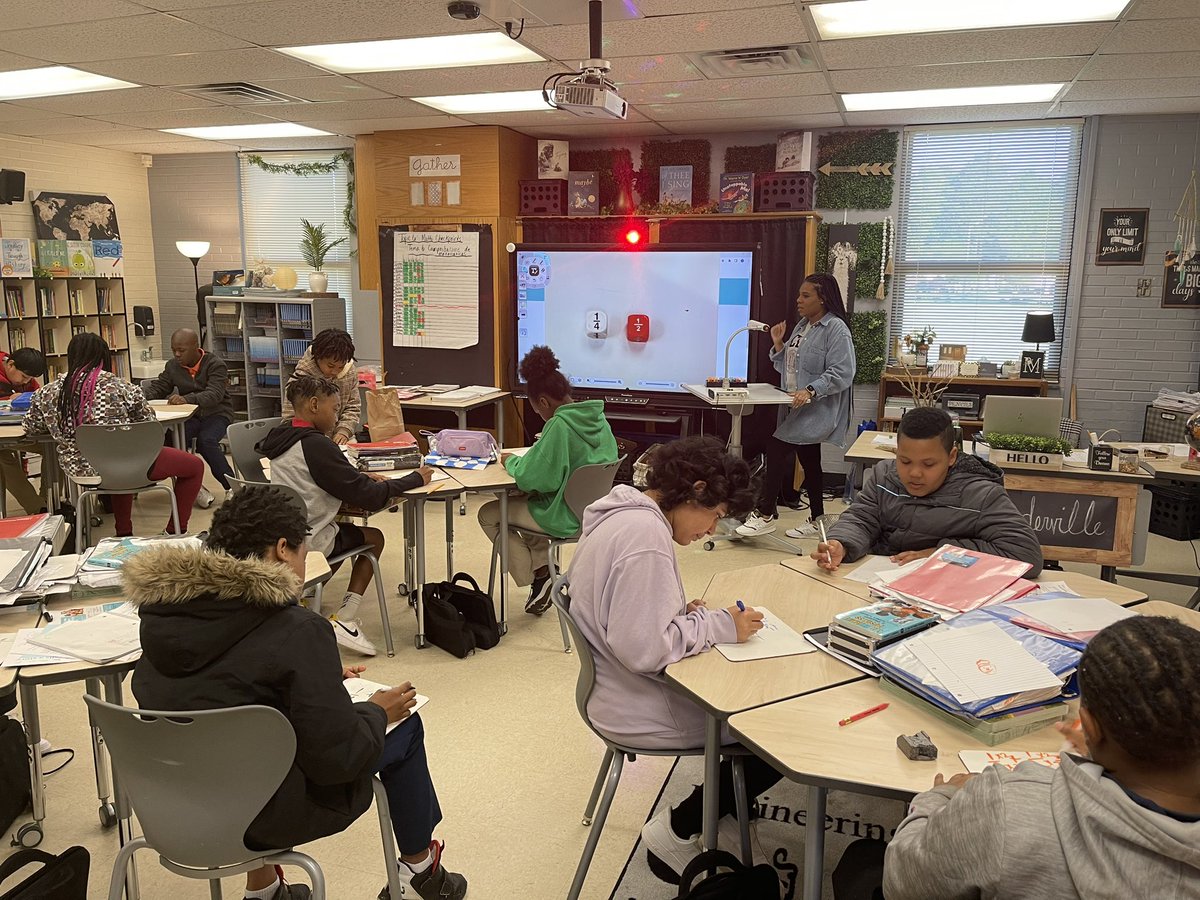 Sunset_Park_CAS's tweet photo. Students explain their thinking! Ms. Manderville makes learning FUN! And students are up showing off their work! #highlevelengagement https://t.co/fkxKHOlP45