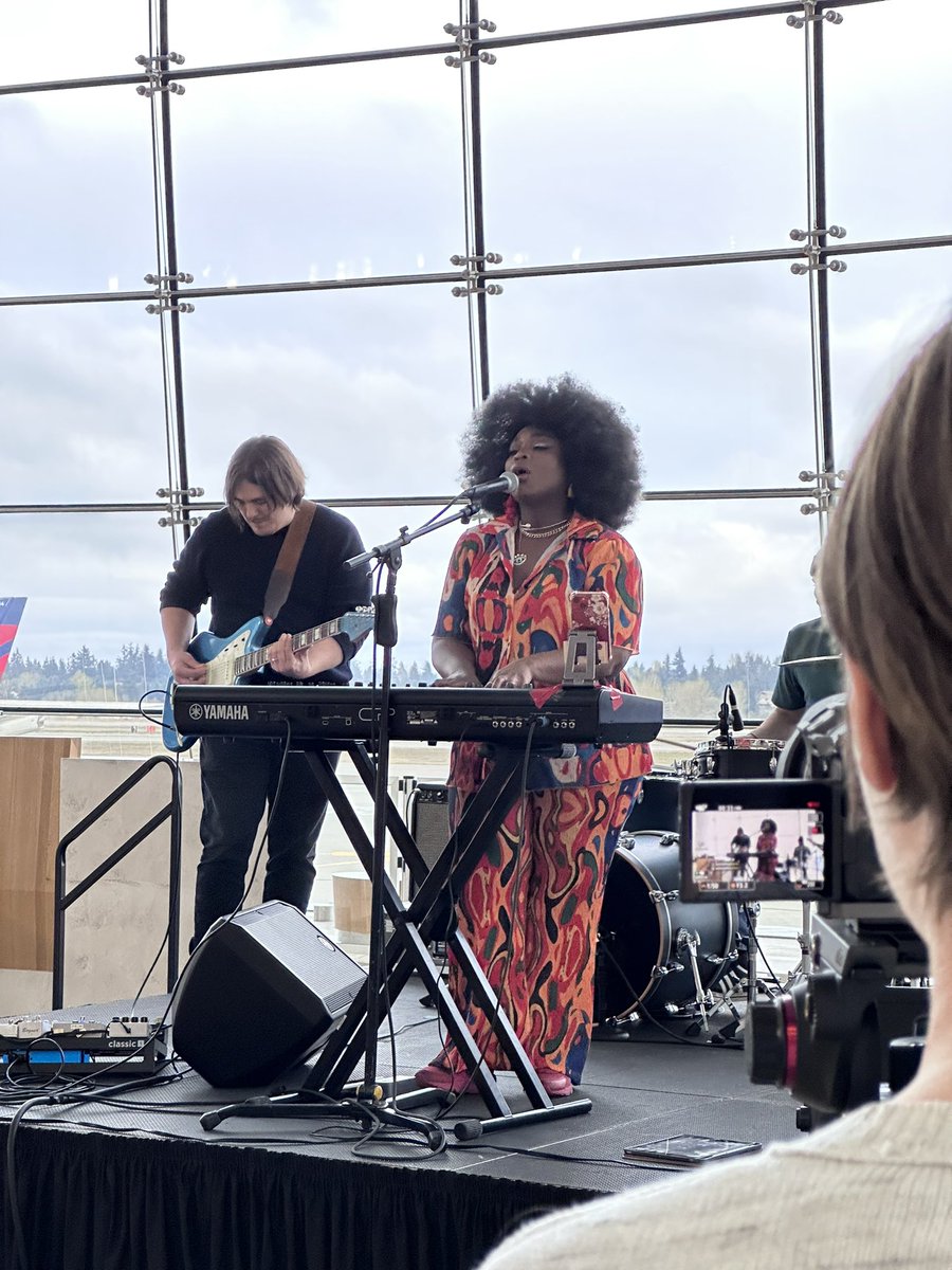 antoniocdsmith's tweet photo. Music is back at @flySEA daily!!! Today’s performance was by Shaina Shepherd. https://t.co/lgvQTF7C2t