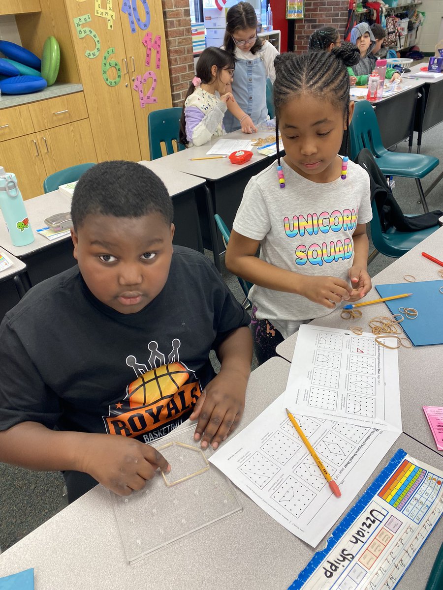MSchmidt2019's tweet photo. 3rd graders practice making polygons and quadrilaterals using geoboards in math today! @hillerwildcats #wearelamphere https://t.co/limqVyYgI6