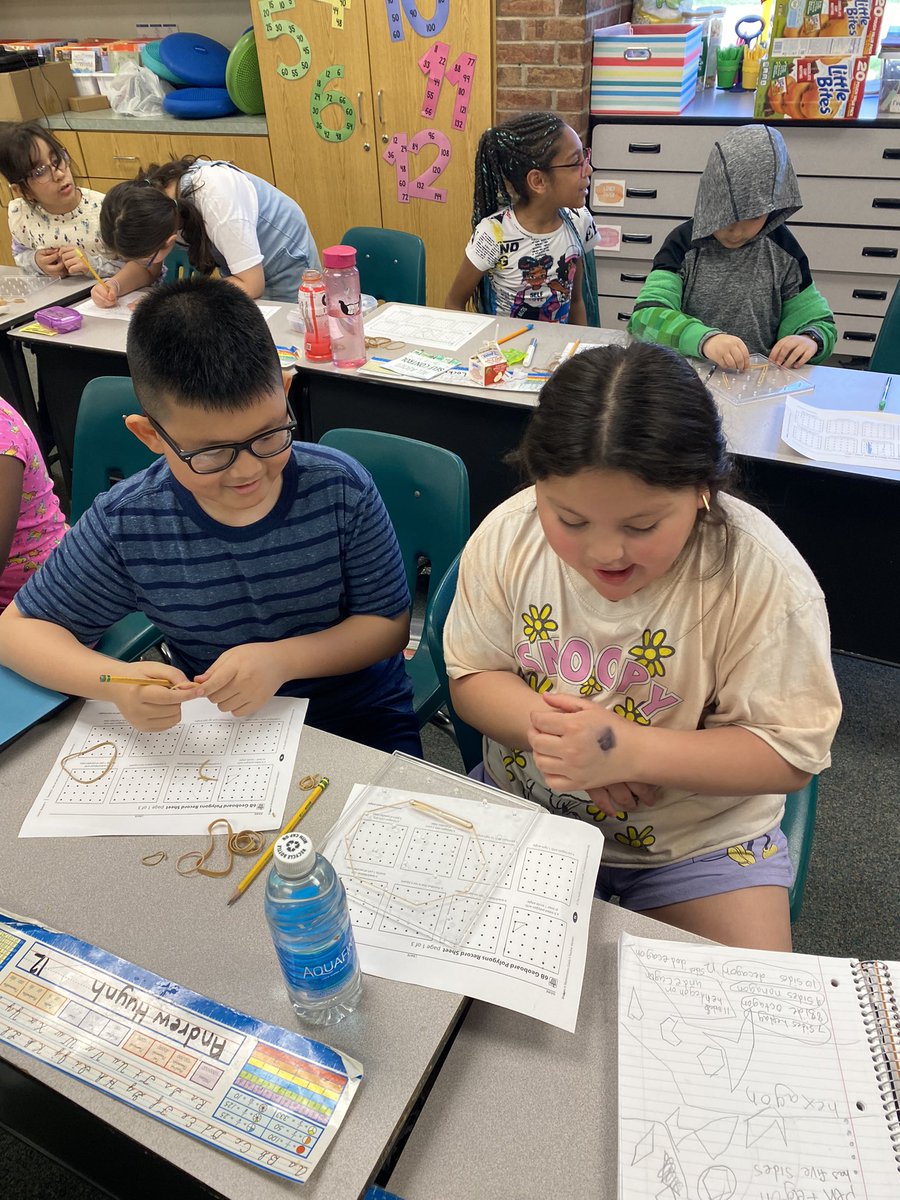 MSchmidt2019's tweet photo. 3rd graders practice making polygons and quadrilaterals using geoboards in math today! @hillerwildcats #wearelamphere https://t.co/limqVyYgI6