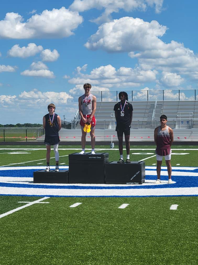 whoilertrack's tweet photo. Congrats 3rd Triple Jump jake Loftin, 4th shot put Olivia Hashaw, 4th 4x200 girls, 2nd Traden Wyatt and 3rd Braden Wyatt 800m. https://t.co/vWN2AQqxmt