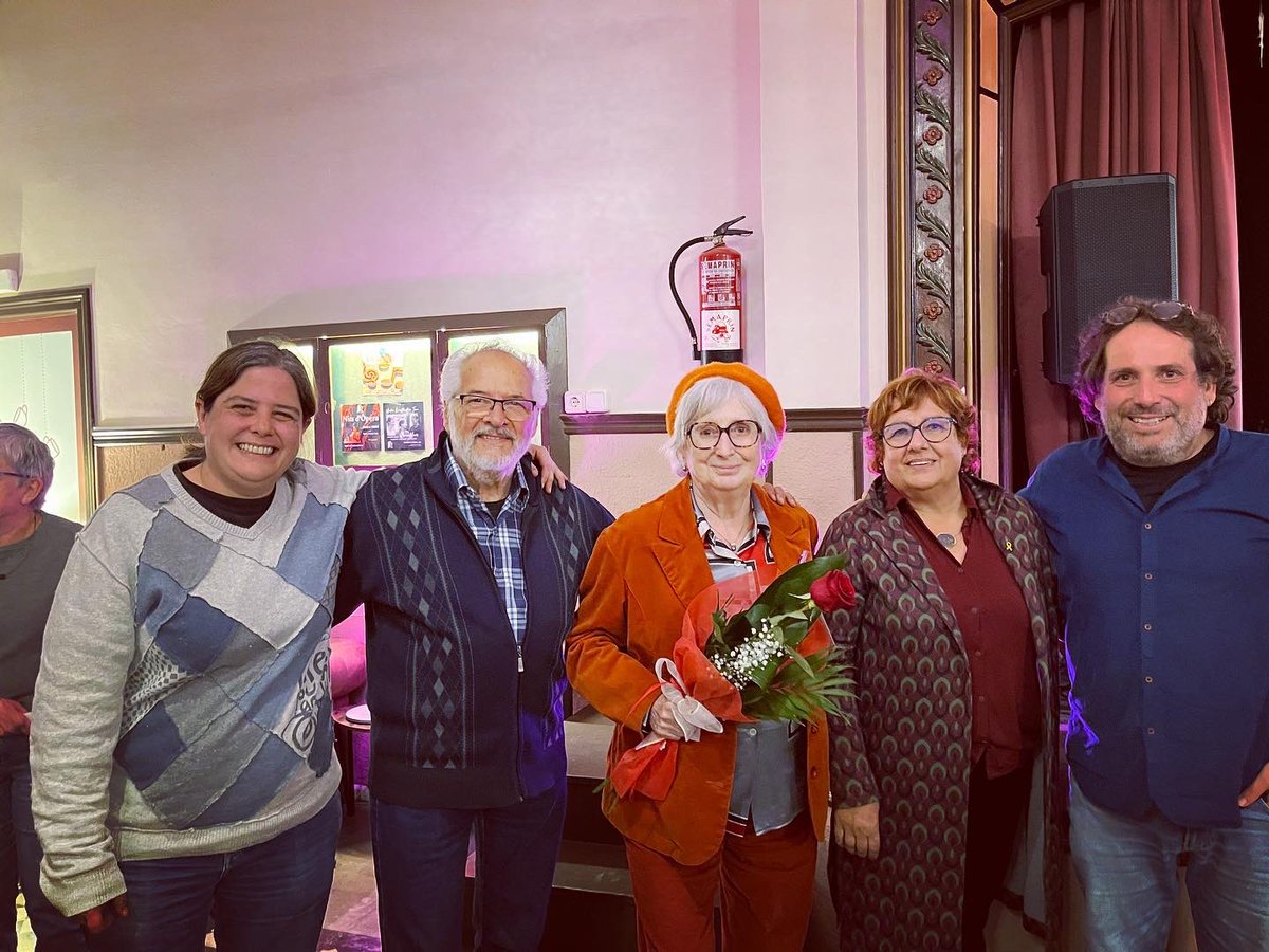cescpoch's tweet photo. 🔝Avui al Sopar de la República d’@ERCterrassa han donat el premi Gorra Frígia a la meva mare, la @clia_ros.
🤝Escoltisme, sindicat, cultura, política, educació… li ha donat el premi la @dolorsbassac i la @naxei. Estrip de dones republicanes i compromeses com l’@OnaVias. https://t.co/pGV2iLZow7