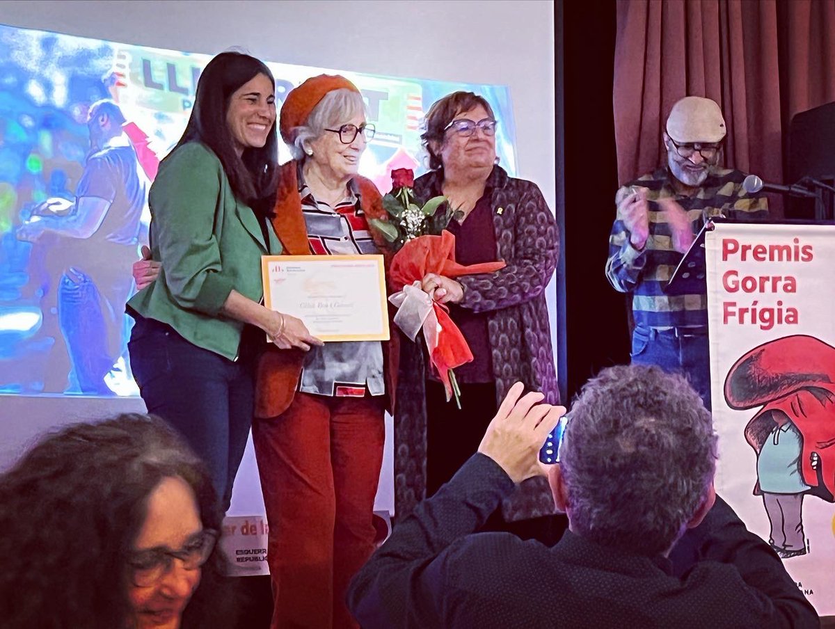 cescpoch's tweet photo. 🔝Avui al Sopar de la República d’@ERCterrassa han donat el premi Gorra Frígia a la meva mare, la @clia_ros.
🤝Escoltisme, sindicat, cultura, política, educació… li ha donat el premi la @dolorsbassac i la @naxei. Estrip de dones republicanes i compromeses com l’@OnaVias. https://t.co/pGV2iLZow7