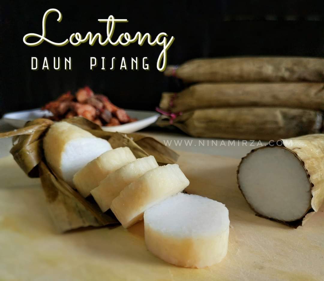 Ini lah #LONTONG
Masak Lontong ni bukan mudah, perlukan masa yang lama dalam 4-7 jam. Macam ketupat
Rasa Lontong juga tak sama macam Nasi Himpit. Lebih sedap!

Nak cuba buat Lontong sendiri?
ninamirza.com/akhirnya-berja…

Dah baca?
Nak buat sendiri? 

#NinaMirza 
#LontongVSnasiimpit