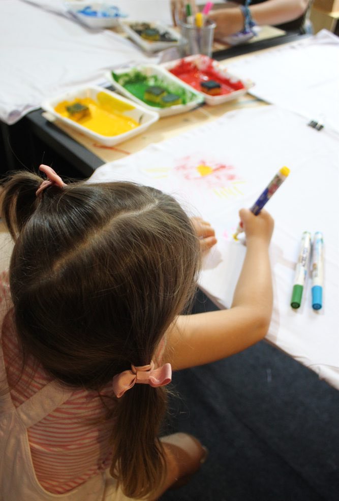 Dá só uma olhada no que o CCBB Educativo preparou para sábado e domingo ✨ 
 
👉 Hora do Conto - 14h e 16h  
👉 Ateliê Aberto - 12h às 14h40 e 16h às 18h 
👉 Livro Vivo - 13h e 17h  
👉 Pequenas Mãos - 15h  
👉 Pequeníssimas Mãos - 11h e 11h30 
 
+ infos: bb.com.br/cultura