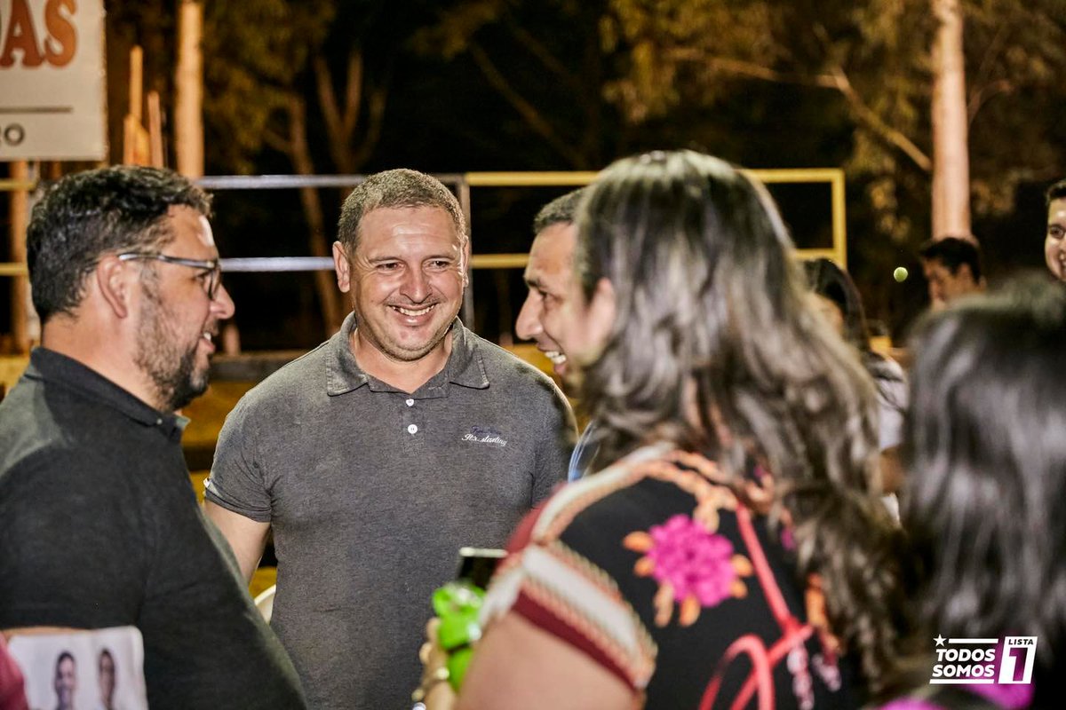 RodrigoRiosPY's tweet photo. Compartimos un gran encuentro con vecinos y amigos del km 14 Acaray de Minga Guazú que apuestan por un mejor Alto Paraná.

Junto al futuro Gobernador @cesartorrespy, el futuro Diputado @tikigonzalezv, vecinos, líderes y compañeros de equipo.

#Lista1 #Opción2 #RodrigoConcejal https://t.co/24fncmxisv