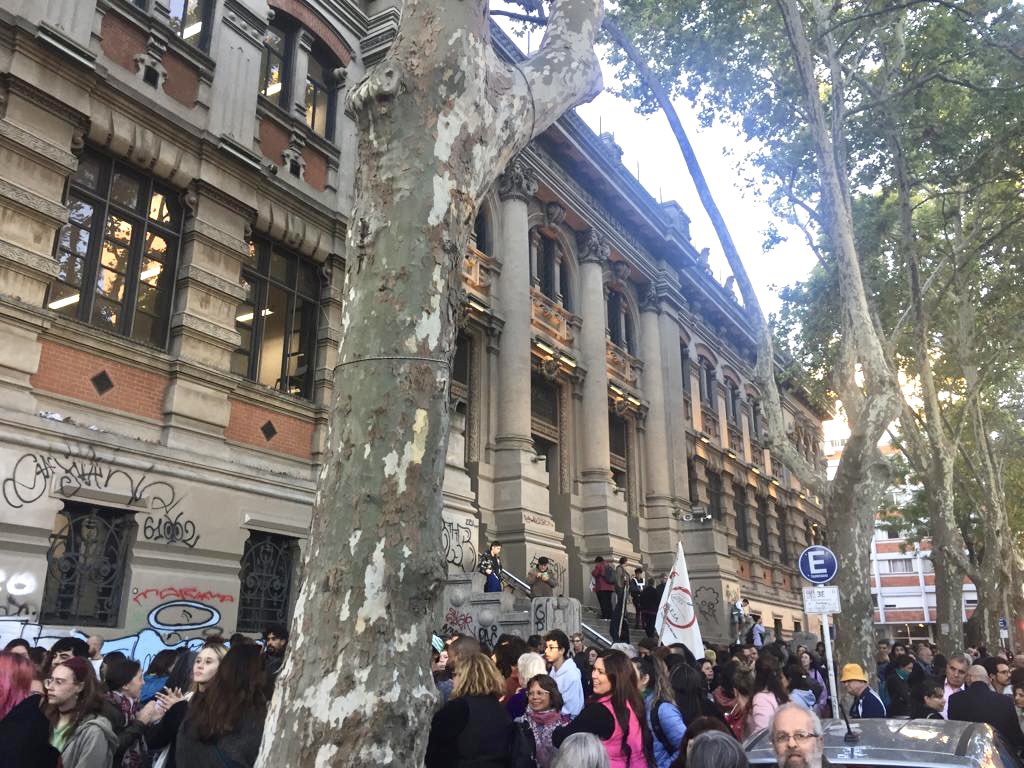 adur_udelar's tweet photo. CONTRA EL AUTORITARISMO EN LA EDUCACIÓN. Solidaridad con estudiantes y gremios del IAVA ✊ https://t.co/IZath9sn4U