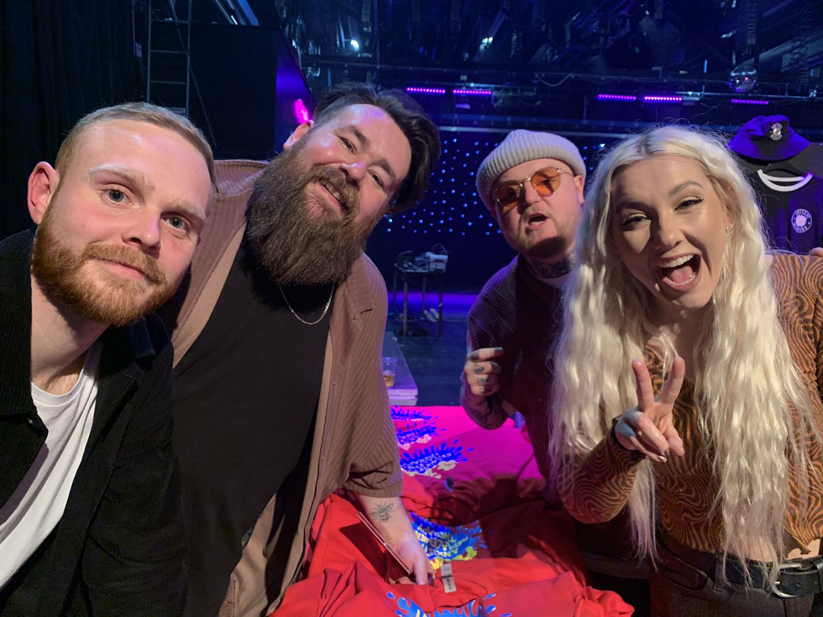 ClaireBower8's tweet photo. What a great night watching this great band @LotteryWinners such a fab bunch - special thanks for your congrats vid for my brother @PhilGray12 on the birth of his baby 😍 https://t.co/pFmPif1SCr