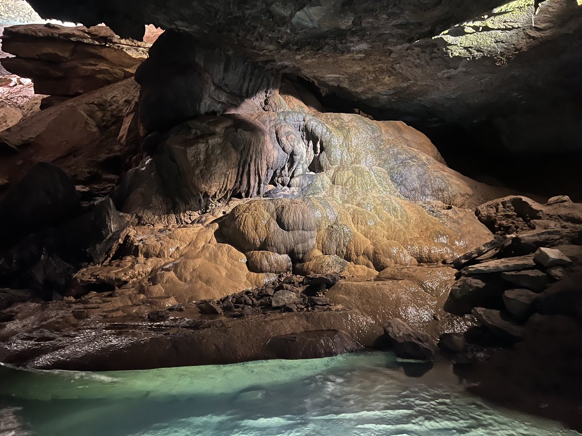LostRiverCave's tweet photo. Just going with the flow(stone)
#lostrivercave #cave #flowstone #rock #underground #boattour #bgky https://t.co/3skLCAB9KO