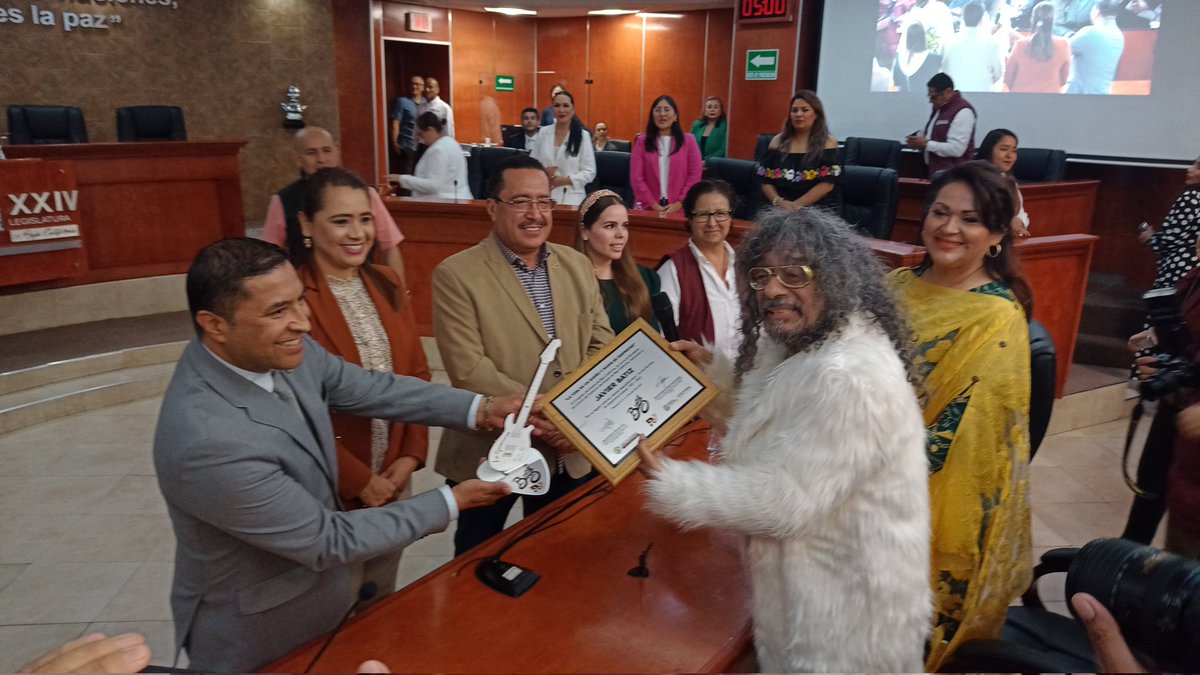 #Entérate Este día el @congresobc entregó un reconocimiento al músico Javier Bátiz, reconociendo su trayectoria.

El tijuanense ha puesto en alto el nombre de Baja California, razón por la cual se le otorgó esta distinción.

#Comparte #Música #ParaEnterarte