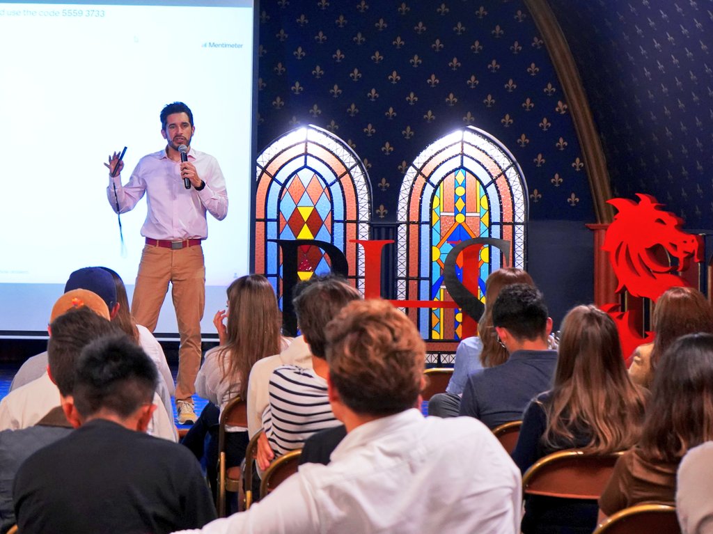 CADEUSFQ's tweet photo. 📸🔙  Evento "Oficina vs Teletrabajo: cómo tener lo mejor de los dos mundos", con @DanLayaQ, Director del Behaviour Lab de @IEUniversity 🇪🇸, quien compartió sus experiencias y sus ideas con nosotros 🤝🏼🐉.

¡Gracias @BHSUSFQ por brindarnos esta oportunidad!
#BusinessIsGood #USFQ https://t.co/PagsGN6UIk