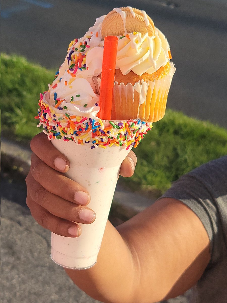 Yes its a milkshake!! Come see us at our retail shop or locate our Dessert Truck in these Baltimore streets! 🤣

#cupcakes #cake  #cupcakeshop #Baltimore #Maryland #cakesbycynthia #dmveats #dmvdesserts #virginia #pennsylvania #dcrestaurants #atlanta #newyork  #cakejars #desserts