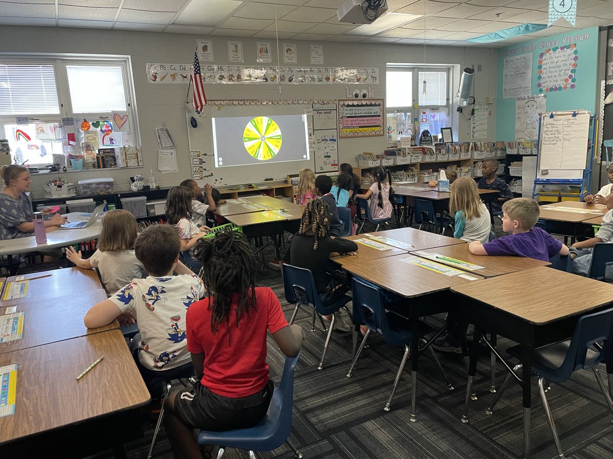 Another midweek #lunchbunch! This time around Miss Marshall used a random name selector to pick our bunch. We had a great lunch before enjoying the beautiful weather at recess! #PLSDproud #TeamTussing #relationshipsfirst