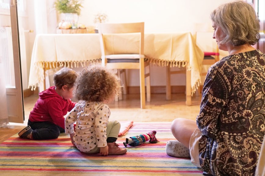 MariaArLopz's tweet photo. Las madres de día son una alternativa que concilia la vida laboral y familiar. Para niños entre 0 y 3 años, busca defender el derecho a permanecer en el hogar, se apoya en los principios Waldorf #DCSUVA #InfanciaSI 
https://t.co/rM7GFIzDfm https://t.co/HeAMLdA3KR