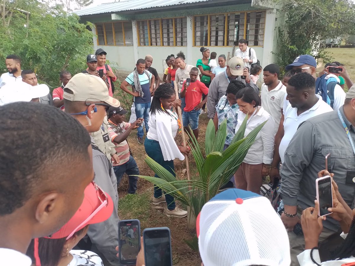 PBIColombia's tweet photo. Acompañamos a @Justiciaypazcol en #Cacarica en el dialogo entre las comunidades étnicas victimas #Cavida y #Clamores y el Estado, a 10 años de la sentencia de @CorteIDH, en la presentación de un plan de diálogo para la reparación colectiva hacia #paz y #justicia https://t.co/bPDhW14rT7