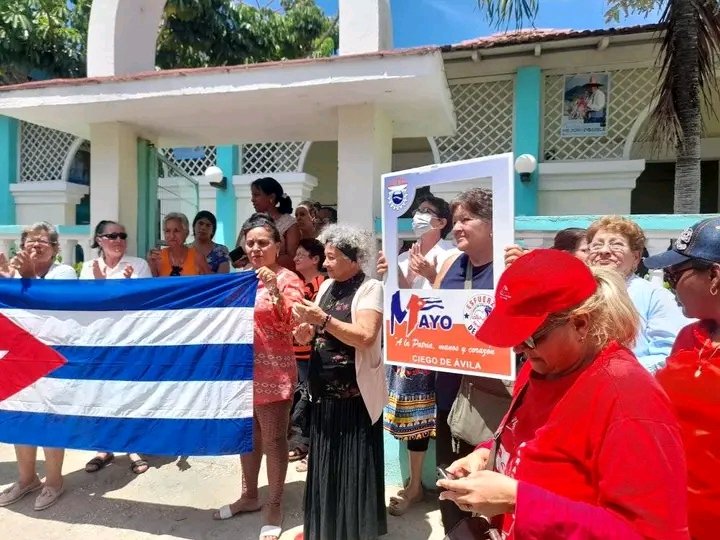 Reciben con júbilo los trabajadores del municipio #Morón la bandera 1ro de Mayo #ALaPatriaManosYCorazón #LatirAvileño <a href="/IzquierdoAlons1/">Livan Izquierdo Alonso</a>
<a href="/NexyVelizNaranj/">Nexy Veliz Naranjo</a> <a href="/yamila_padron/">Yamila Cruz Padrón</a> <a href="/DrRobertoMOjeda/">Dr. Roberto Morales Ojeda</a> <a href="/AlexeyOT73/">Alexey</a>